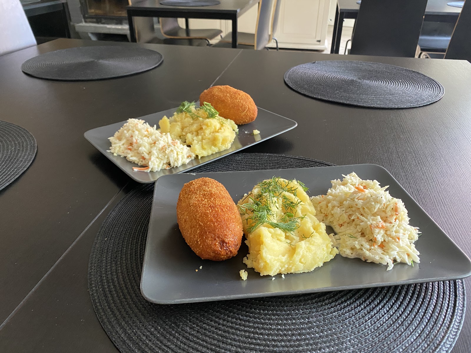 Danie obiadowe z Manhattan 21 — kotlet, ziemniaki i surówka